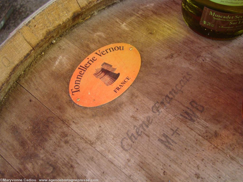 <b>Stands des vignerons</b>. Domaine du Mauperthuis. Tonneau-bar estampillé d’un fabricant de Charente. <b>Stands des vignerons</b>. Domaine du Mauperthuis. Tonneau-bar estampillé d’un fabricant de Charente.