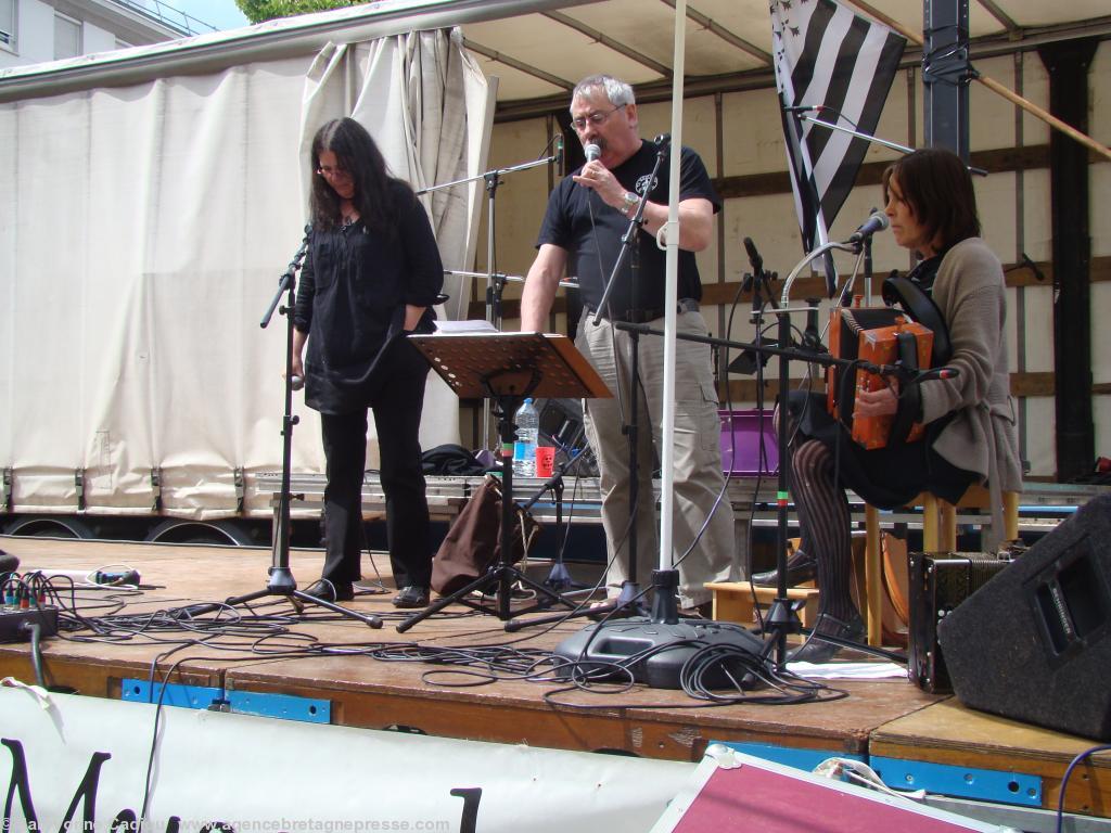 <b>Musiques</b>. Moriad. Chants en breton dont le Bro Gozh. <b>Musiques</b>. Moriad. Chants en breton dont le Bro Gozh.