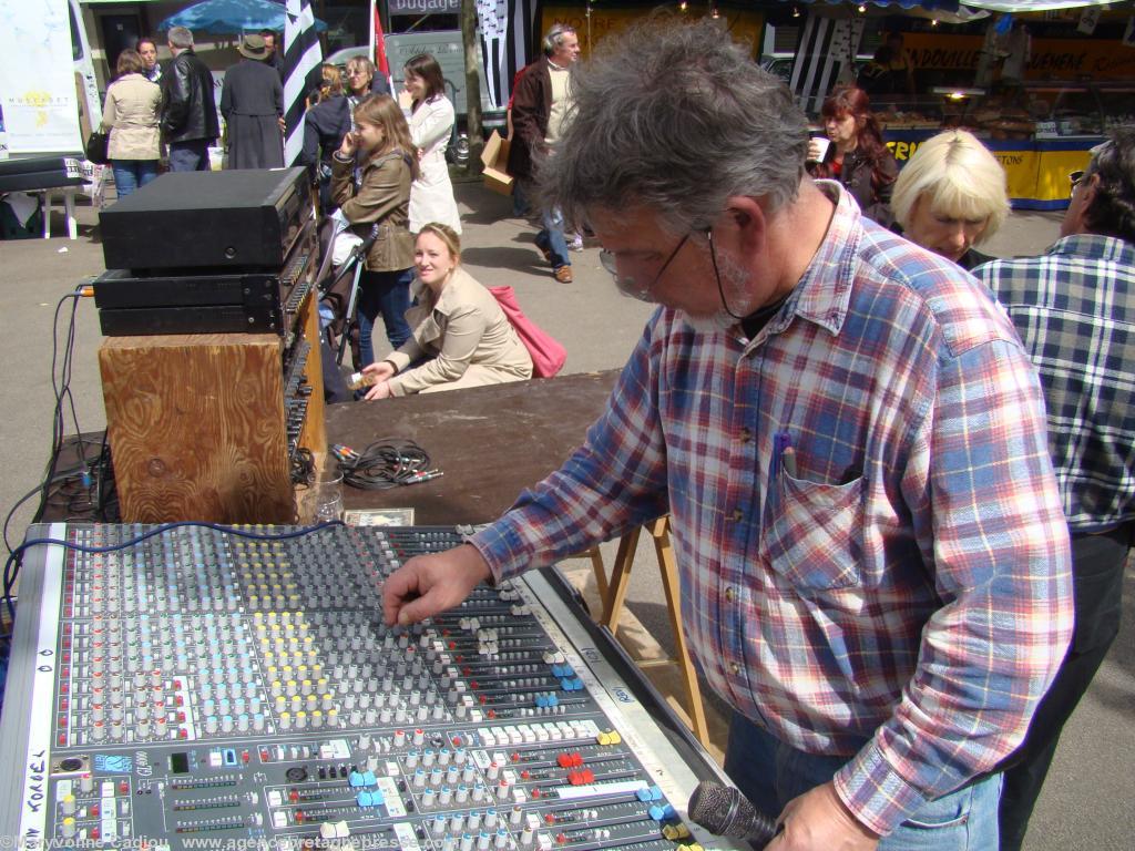 <b>Musiques</b>. Pierre Glotin le roi de la sono. <b>Musiques</b>. Pierre Glotin le roi de la sono.