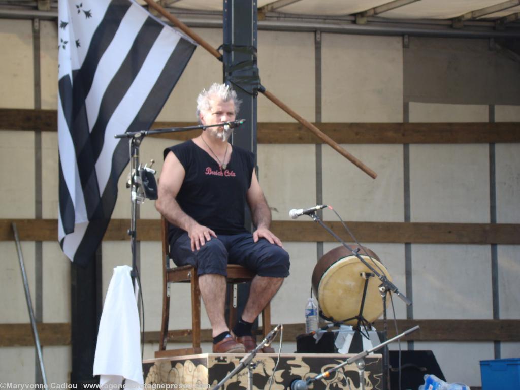 <b>Musiques</b>. Les Mask ha Gazh peu avant 19 h. Luc Le Squer affûte ses sabots pour le sonorisateur. <b>Musiques</b>. Les Mask ha Gazh peu avant 19 h. Luc Le Squer affûte ses sabots pour le sonorisateur.