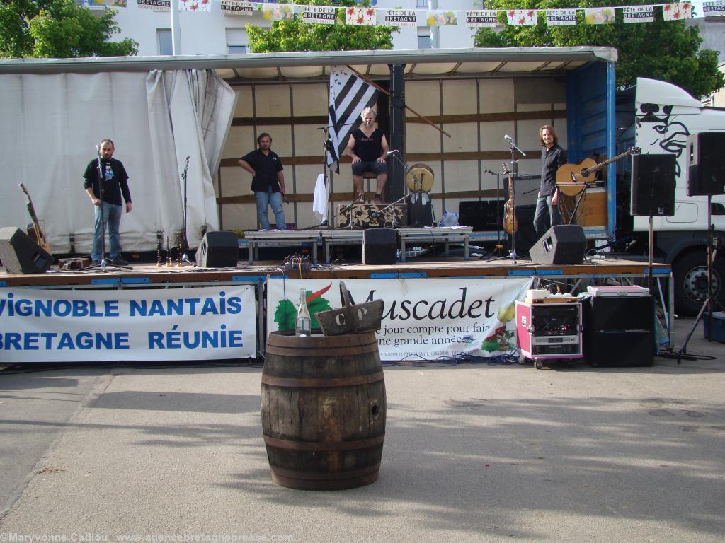 <b>Musiques</b>. Le tonneau roi de la fête va donner une idée aux Mask ha Gazh : faire danser le public autour (voir photos plus loin). <b>Musiques</b>. Le tonneau roi de la fête va donner une idée aux Mask ha Gazh : faire danser le public autour (voir photos plus loin).