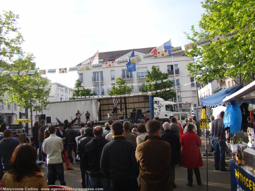 <b>Musiques</b>. Le public approche vers 19 h du groupe Mask ha Gazh qui a un répertoire énergique moderne et... sonore. <b>Musiques</b>. Le public approche vers 19 h du groupe Mask ha Gazh qui a un répertoire énergique moderne et... sonore.