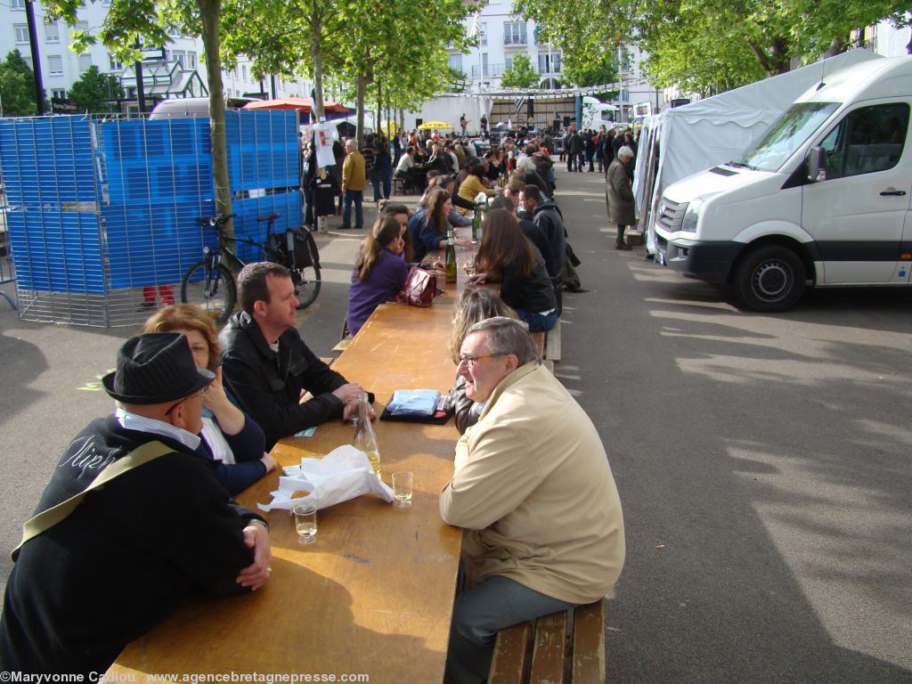 <b>Présentation</b>. Vers 18 h 40. La table a été allongée à la demande tout l’après-midi. Jusqu’à atteindre 75 m en tout. <b>Présentation</b>. Vers 18 h 40. La table a été allongée à la demande tout l’après-midi. Jusqu’à atteindre 75 m en tout.