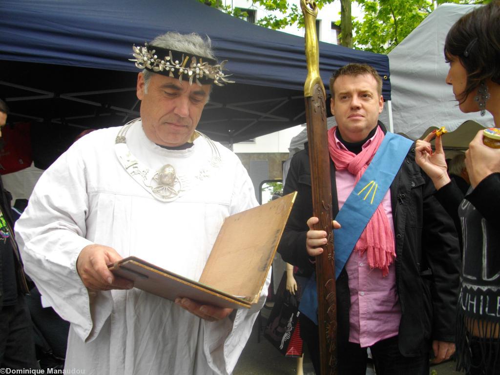 <b>Rituel</b>. Avant la cérémonie druidique. Le grand druide Morgan en compagnie du poète Emmanuel Jussiaux. <b>Rituel</b>. Avant la cérémonie druidique. Le grand druide Morgan en compagnie du poète Emmanuel Jussiaux.