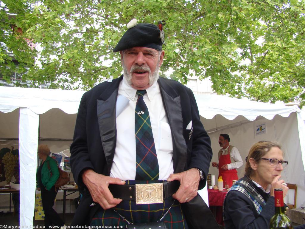 <b>Kilts</b>. Dan est très fier de sa plaque de l’ARB (Armée Révolutionnaire Bretonne) à laquelle il a appartenu. <b>Kilts</b>. Dan est très fier de sa plaque de l’ARB (Armée Révolutionnaire Bretonne) à laquelle il a appartenu.