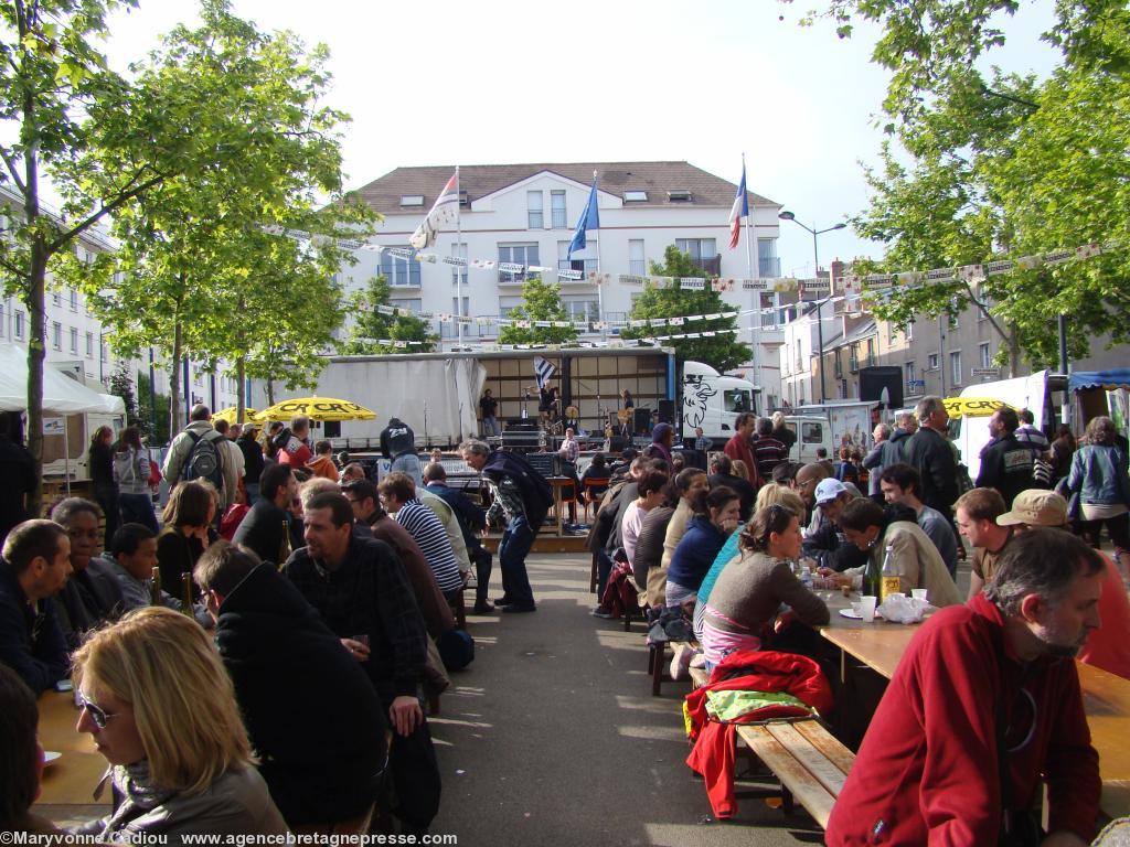 <b>Présentation</b>. Vers 19 h. La scène au fond. Le niveau de la sono n\'empêchait pas les conversations jusqu\'à l\'arrivée sur scène de... <i>Mask ha Gazh</i> ! <b>Présentation</b>. Vers 19 h. La scène au fond. Le niveau de la sono n\'empêchait pas les conversations jusqu\'à l\'arrivée sur scène de... <i>Mask ha Gazh</i> !