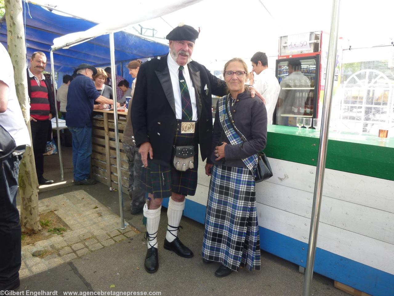 <b>Kilts</b>. Dan et Dom posent au bar Chéneau pour Gilbert. <b>Kilts</b>. Dan et Dom posent au bar Chéneau pour Gilbert.