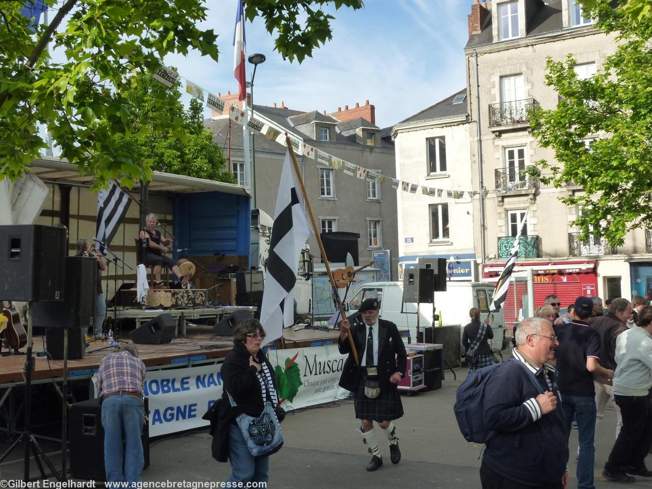 <b>Kilts</b>. Pendant la danse autour du tonneau ils sillonnèrent infatigables le devant de la scène avec <i>Gwenn ha Du</i> (elle) et <i>Kroazh Du</i> (lui). <b>Kilts</b>. Pendant la danse autour du tonneau ils sillonnèrent infatigables le devant de la scène avec <i>Gwenn ha Du</i> (elle) et <i>Kroazh Du</i> (lui).