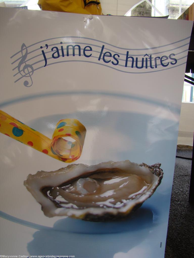 <b>Plus</b>. Affiche suspendue. <b>Plus</b>. Affiche suspendue.