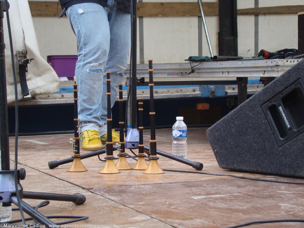 <b>Plus</b>. L’impressionnante panoplie de bombardes de Christophe Cantin de Mask ha Gazh. <b>Plus</b>. L’impressionnante panoplie de bombardes de Christophe Cantin de Mask ha Gazh.