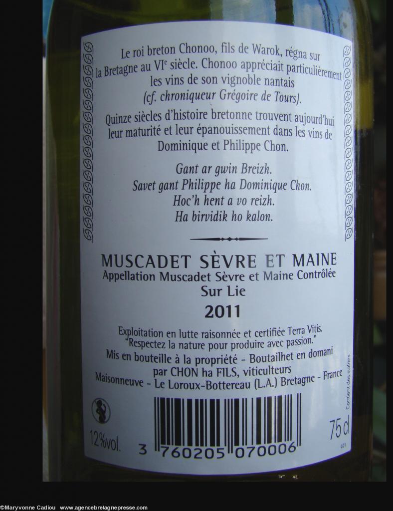 <b>Plus</b>. Histoire bretonne sur la contre étiquette. <i>Avec le vin de Bretagne créé par Philippe et Dominique Chon votre chemin sera droit et bouillant votre coeur</i>. Le Loroux-Botereau est en Bretagne ! <b>Cliquer pour voir la photo entière.</b> <b>Plus</b>. Histoire bretonne sur la contre étiquette. <i>Avec le vin de Bretagne créé par Philippe et Dominique Chon votre chemin sera droit et bouillant votre coeur</i>. Le Loroux-Botereau est en Bretagne ! <b>Cliquer pour voir la photo entière.</b>