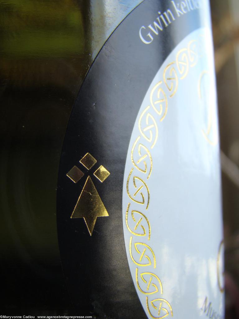 <b>Plus</b>. ...Et hermine dorée sur les côtés. <b>Cliquer pour voir la photo entière</b>. <b>Plus</b>. ...Et hermine dorée sur les côtés. <b>Cliquer pour voir la photo entière</b>.