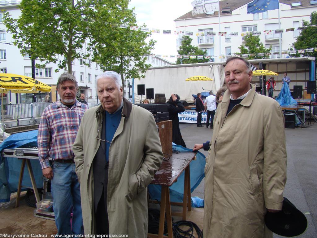 <b>Présentation</b>. Affligés à 14 h le sonorisateur et les deux présidents de <i>Bretagne Réunie</i> mais optimistes sur le temps à venir. <b>Présentation</b>. Affligés à 14 h le sonorisateur et les deux présidents de <i>Bretagne Réunie</i> mais optimistes sur le temps à venir.