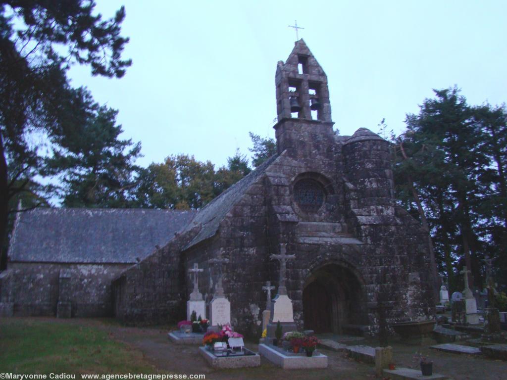 Chapelle de Burthulet en Saint-Servais. Un soir d\'octobre 2011 vers 20 h.