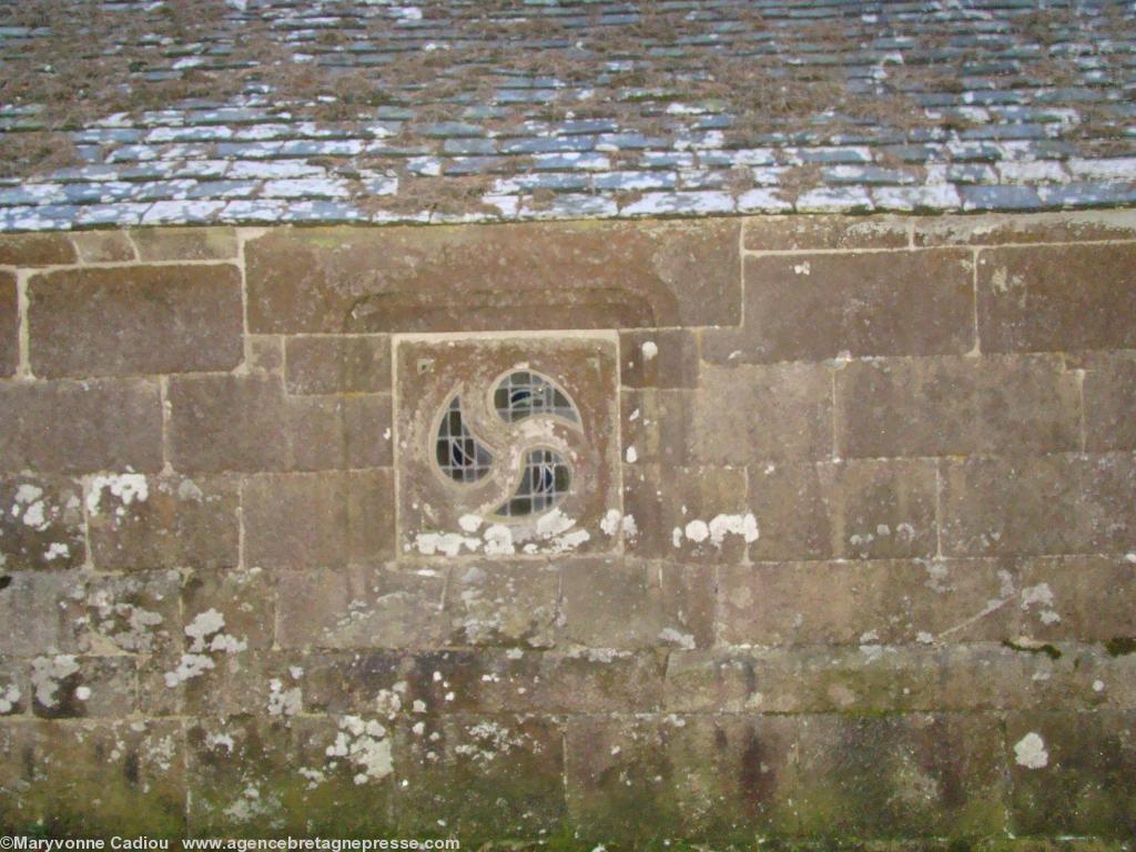 Quelques chapelles en Bretagne ont un vitrail en forme de triskell. Ici à Burthulet il est très petit.