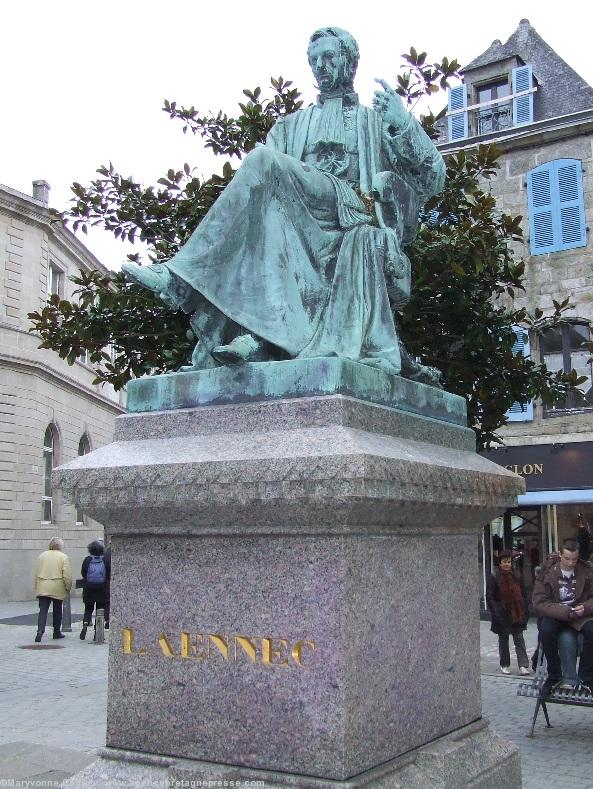 Kemper. Statue de René-Théophile-Hyacinthe Laënnec par Eugène-Louis Leque. Érigée par souscription des médecins bretons français et étrangers. Mai 1868.