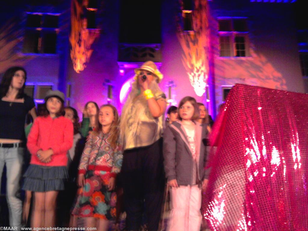 Lââm chante avec les élèves et les enfants