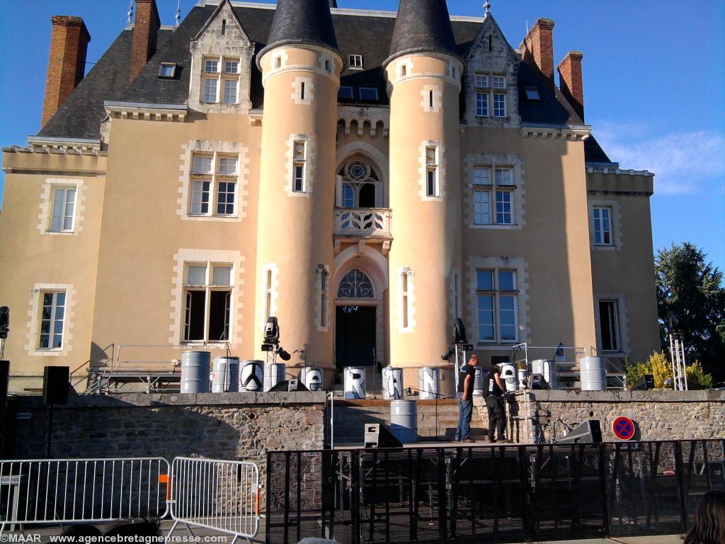 Préparatifs de la scène devant le château