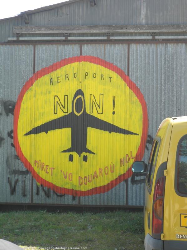 La Vache Rit : le hangar QG de la
résistance à l\'aéroport de Notre-Dame des
Landes. <b>Cliquer pour voir la photo entière</b>. La Vache Rit : le hangar QG de la
résistance à l\'aéroport de Notre-Dame des
Landes. <b>Cliquer pour voir la photo entière</b>.