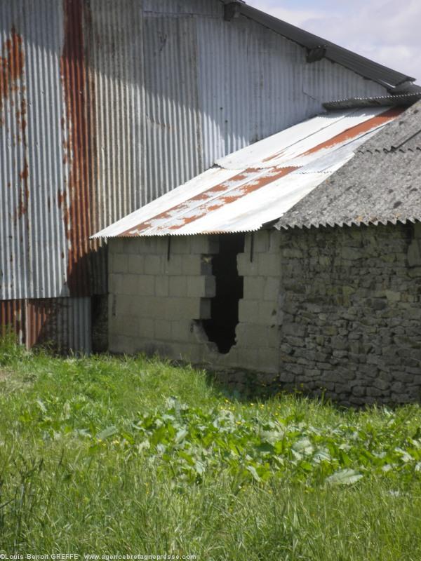 ...Il a fallu utiliser la force publique
contre des parpaings. <b>Cliquer pour voir la photo entière</b>. ...Il a fallu utiliser la force publique
contre des parpaings. <b>Cliquer pour voir la photo entière</b>.