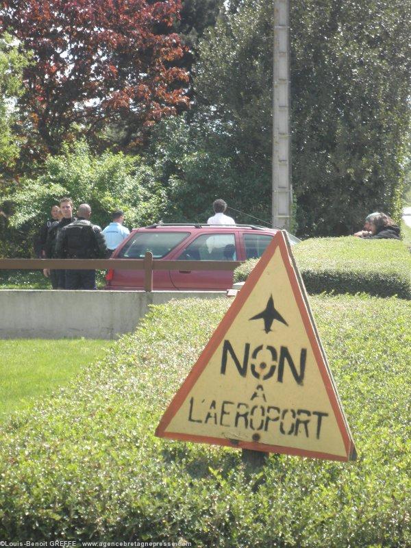 Un exemple de Land\'art : installation
artistique éphémère. Plus durable à Notre-
Dame des Landes. <b>Cliquer pour voir la photo entière</b>. Un exemple de Land\'art : installation
artistique éphémère. Plus durable à Notre-
Dame des Landes. <b>Cliquer pour voir la photo entière</b>.