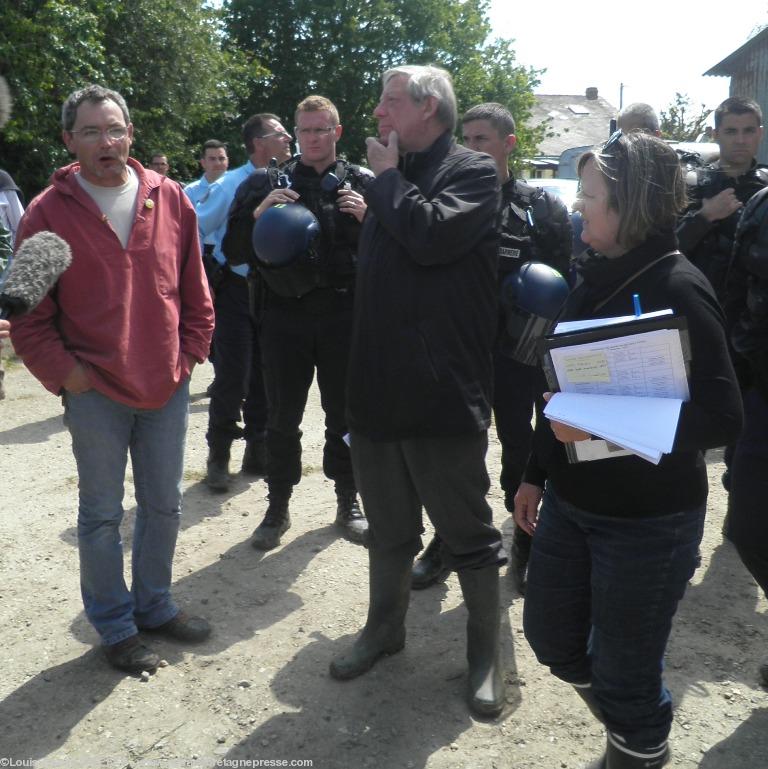 Le juge (au centre de l\'image veston
noir) arrive devant la Vache Rit. Le juge (au centre de l\'image veston
noir) arrive devant la Vache Rit.