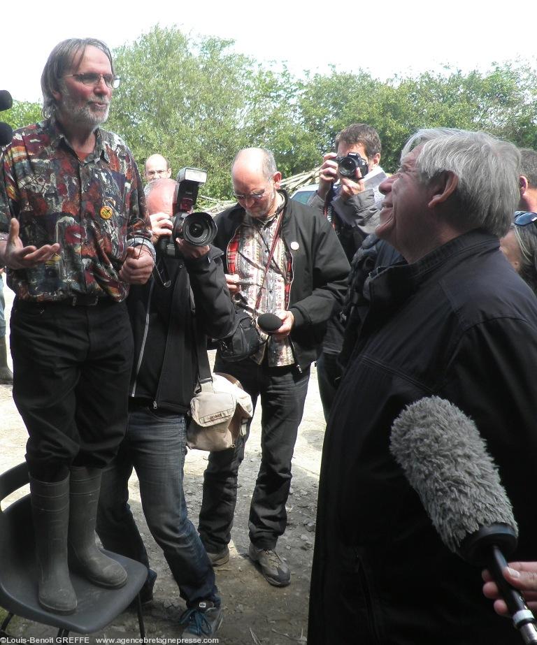 Monsieur le Juge vous êtes au bord du
volcan. <b>Cliquer pour voir la photo entière</b>. Monsieur le Juge vous êtes au bord du
volcan. <b>Cliquer pour voir la photo entière</b>.