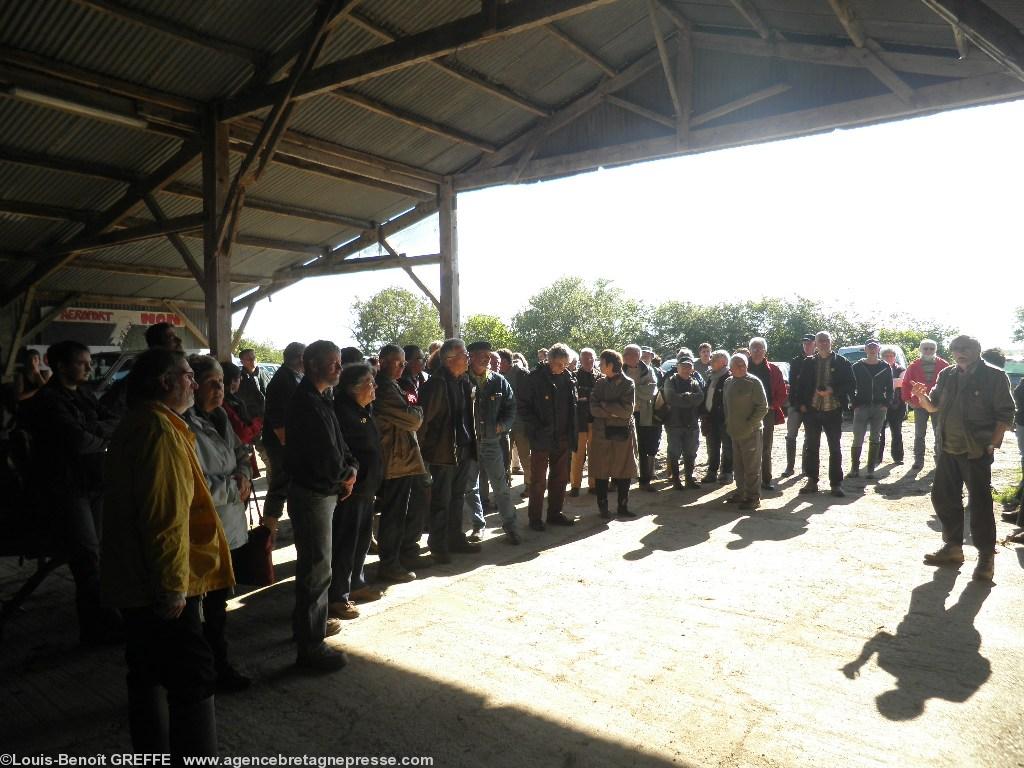 Conférence de presse sous le hangar de la
Vache Rit. Conférence de presse sous le hangar de la
Vache Rit.
