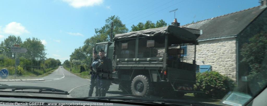 Carrefour des Ardilières sur la route de
Vigneux : à midi le pays est en état de
siège. Carrefour des Ardilières sur la route de
Vigneux : à midi le pays est en état de
siège.