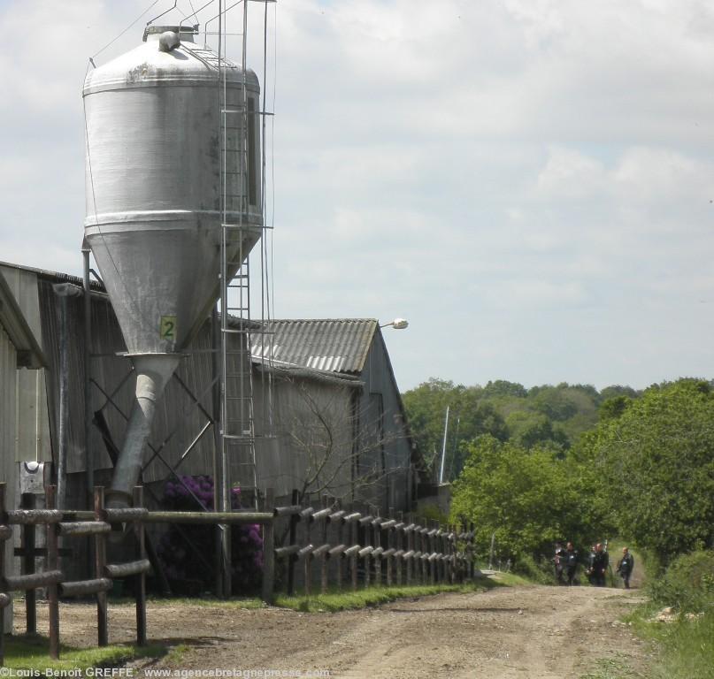 Le cortège du juge à l\'assaut de
l\'exploitation de Sylvain Fresneau (GAEC
des Pommiers). <b>Cliquer pour voir la photo entière</b>. Le cortège du juge à l\'assaut de
l\'exploitation de Sylvain Fresneau (GAEC
des Pommiers). <b>Cliquer pour voir la photo entière</b>.