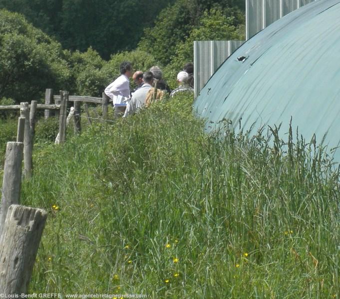 Voilà l\'estimation au bas bout du hangar
aux vaches. Voilà l\'estimation au bas bout du hangar
aux vaches.