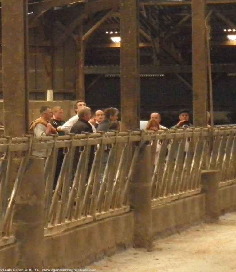 Dans le hangar les exploitants discutent
avec le juge des modalités des prochaines
visites d\'estimation. <b>Cliquer pour voir la photo entière</b>. Dans le hangar les exploitants discutent
avec le juge des modalités des prochaines
visites d\'estimation. <b>Cliquer pour voir la photo entière</b>.