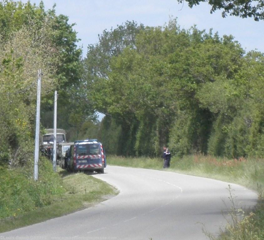 Au tournant c\'est le débarquement : dix
transports de troupes et cinq cars de
gendarmerie. Au tournant c\'est le débarquement : dix
transports de troupes et cinq cars de
gendarmerie.