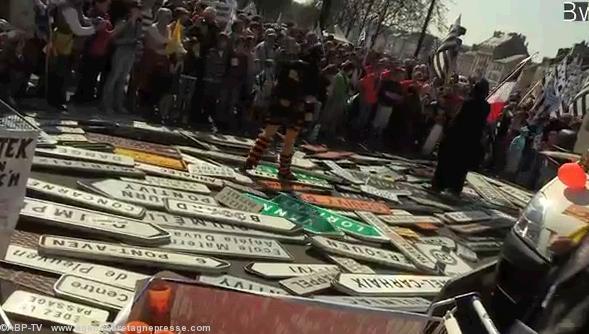 Des panneaux en vrac à Quimper. Pour 
plusieurs milliers d\'euros.