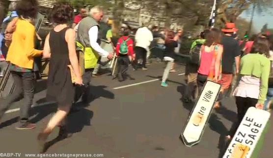 Des panonceaux tirés par des manifestants. 
Leur coût varie de 24 à plus de 150 euros 
pièce.