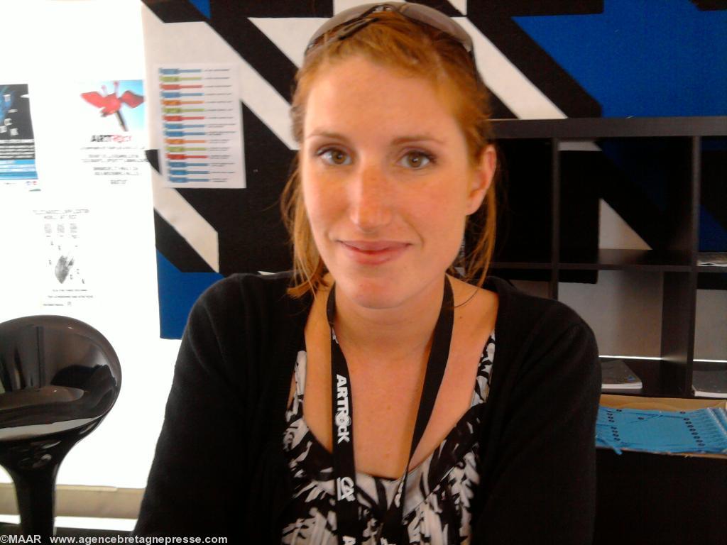 Cécilia hôtesse à la pose des bracelets Cécilia hôtesse à la pose des bracelets