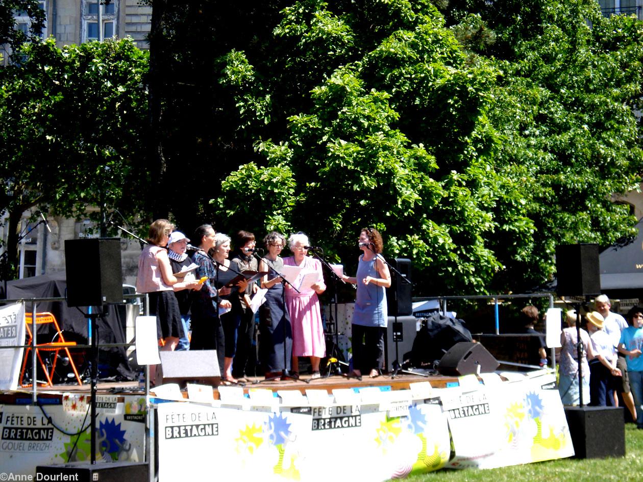 Brezhoneg L.A. la journée de la Langue bretonne à Nantes dimanche 27 mai. La chorale de <i>Kentelioù an Noz</i>.