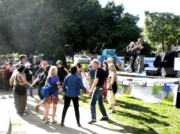 Brezhoneg L.A. la journée de la Langue bretonne à Nantes dimanche 27 mai. Danse avec <i>Tosser Tad ha Mab</i>.
