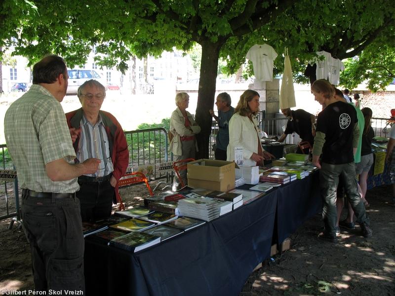 Au frais sous les arbres le stand <b><i>Skol Vreizh</i></b>. Au premier plan de dos Hubert Chémereau venu de Saint-Nazaire et Jean Guiffan historien breton habitant Nantes.