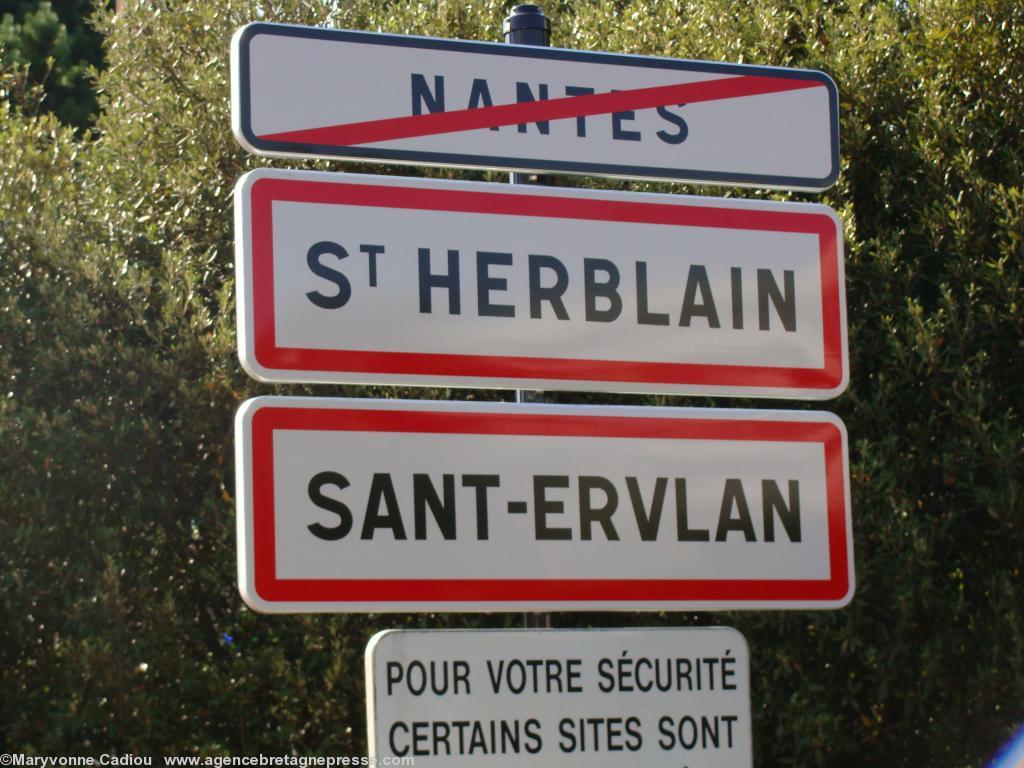 L\'entrée de Saint-Herblain. Ce n\'est pas Jean-Marc Ayrault qui a installé ces panneaux... mais son lointain successeur
en 2010 ! L\'entrée de Saint-Herblain. Ce n\'est pas Jean-Marc Ayrault qui a installé ces panneaux... mais son lointain successeur
en 2010 !