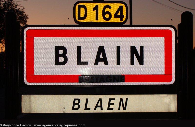 L\'un des panneaux d\'entrée bretons de Blain menacé de disparition. Photo du 11-10-2008. L\'un des panneaux d\'entrée bretons de Blain menacé de disparition. Photo du 11-10-2008.