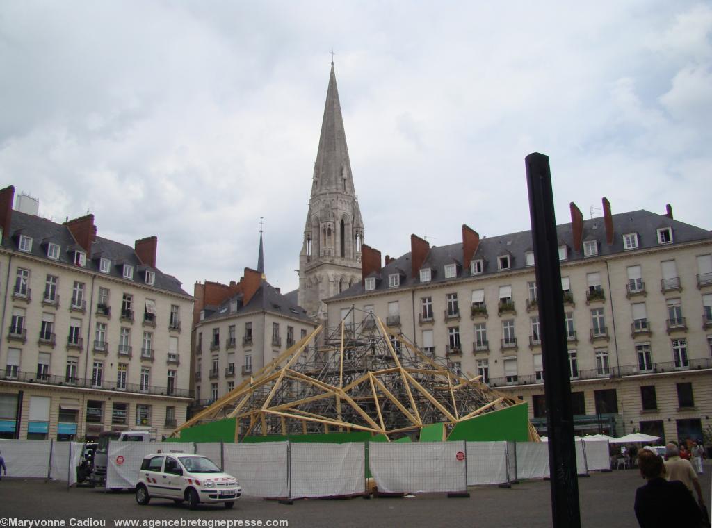 <b>Préparation du <i>Voyage à Nantes</i>. Place Royale à Nantes le 30 mai 2012. Au premier plan un lampadaire.</b> <b>Préparation du <i>Voyage à Nantes</i>. Place Royale à Nantes le 30 mai 2012. Au premier plan un lampadaire.</b>