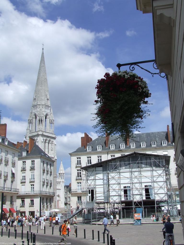<b>Place Royale à Nantes avec une voie réservée à la circulation ce qui n'est plus le cas actuellement. Au fond l'église Saint Nicolas en fin de restauration en 2012.</b> <b>Place Royale à Nantes avec une voie réservée à la circulation ce qui n'est plus le cas actuellement. Au fond l'église Saint Nicolas en fin de restauration en 2012.</b>