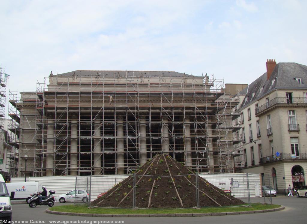 <b>Préparation du <i>Voyage à Nantes</i>. La place Graslin et son énorme taupinière. L\'opéra est-il en nettoyage-ravalement ou en maquillage ? 30 mai 2012.</b> <b>Préparation du <i>Voyage à Nantes</i>. La place Graslin et son énorme taupinière. L\'opéra est-il en nettoyage-ravalement ou en maquillage ? 30 mai 2012.</b>