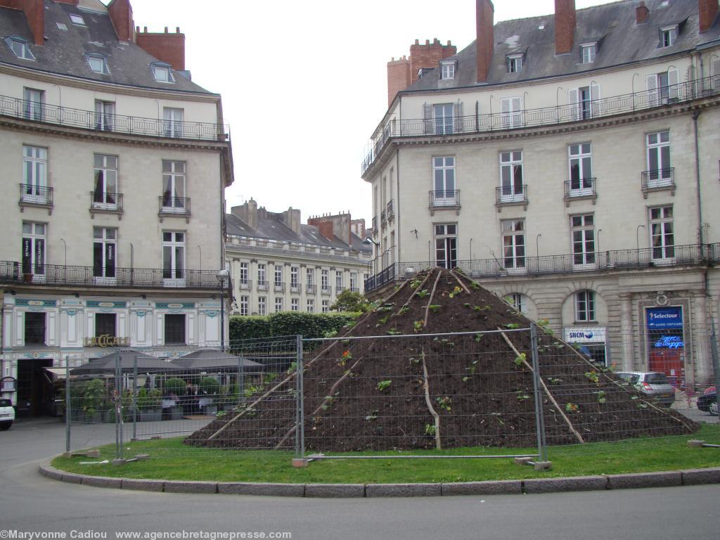 <b>Préparation du <i>Voyage à Nantes</i>. Place Graslin. Les plantations sur la taupinière sont encore grillagées. 30 mai 2012.</b> <b>Préparation du <i>Voyage à Nantes</i>. Place Graslin. Les plantations sur la taupinière sont encore grillagées. 30 mai 2012.</b>