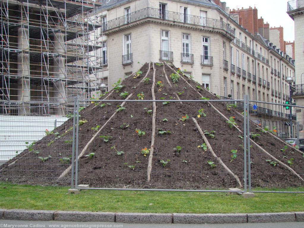 <b>Préparation du <i>Voyage à Nantes</i>. Place Graslin. Zoom sur les plantations. 30 mai 2012.</b> <b>Préparation du <i>Voyage à Nantes</i>. Place Graslin. Zoom sur les plantations. 30 mai 2012.</b>