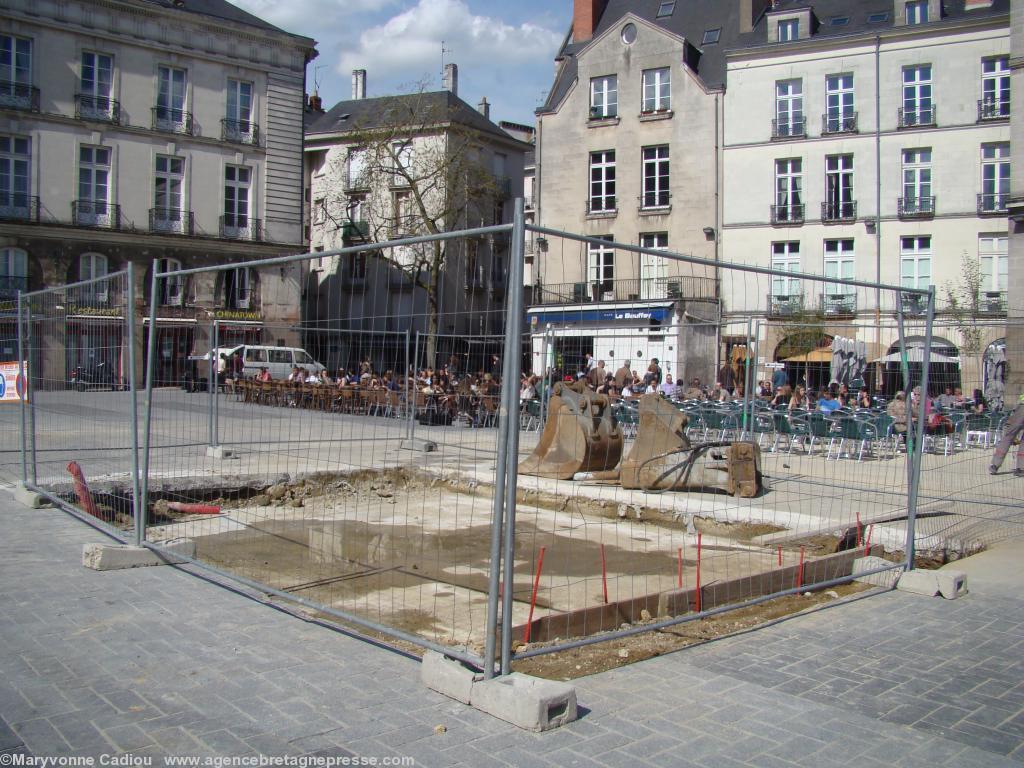 <b>Préparation du <i>Voyage à Nantes</i>. Place du Bouffay. 2 mai 2012. Après le pavage fini le dépavage pour installer une oeuvre d\'art.</b> <b>Préparation du <i>Voyage à Nantes</i>. Place du Bouffay. 2 mai 2012. Après le pavage fini le dépavage pour installer une oeuvre d\'art.</b>