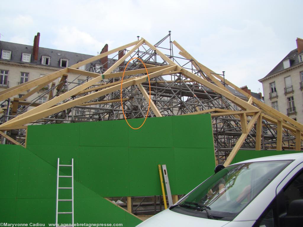 <b>Préparation du <i>Voyage à Nantes</i>. Place Royale 30 mai 2012. On aperçoit encore (ovale orange) la statue de marbre représentant la Ville mais toujours sans son trident...</b> <b>Préparation du <i>Voyage à Nantes</i>. Place Royale 30 mai 2012. On aperçoit encore (ovale orange) la statue de marbre représentant la Ville mais toujours sans son trident...</b>