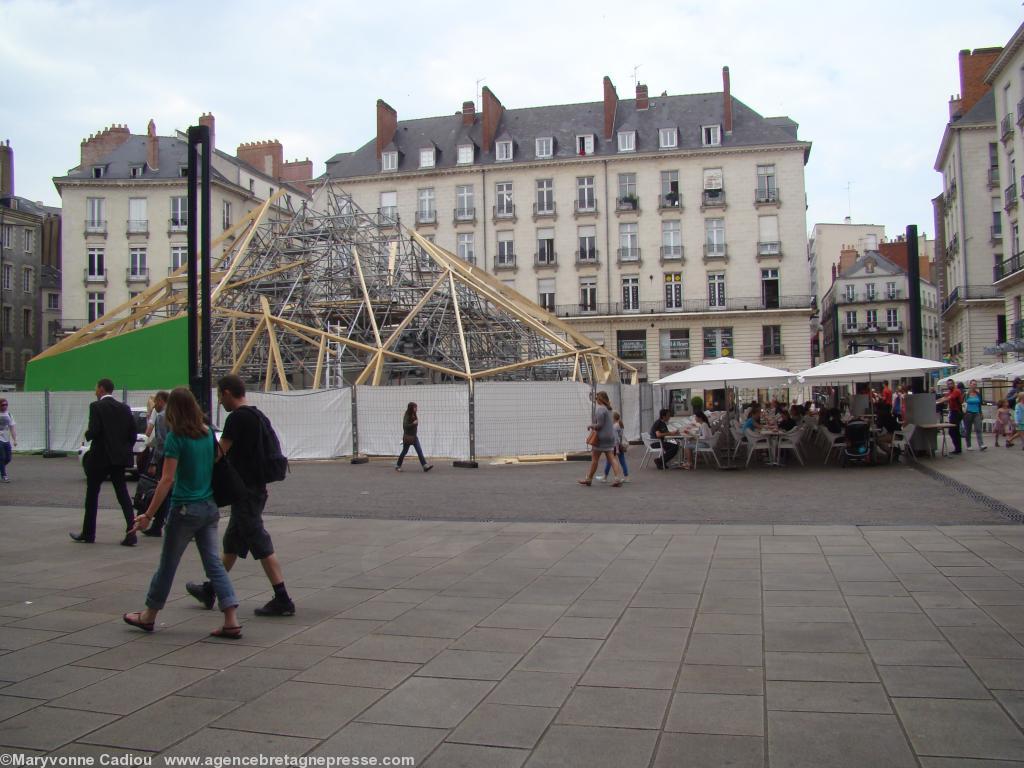 <b>Préparation du <i>Voyage à Nantes</i>. La place Royale le 30 mai 2012.</b> <b>Préparation du <i>Voyage à Nantes</i>. La place Royale le 30 mai 2012.</b>
