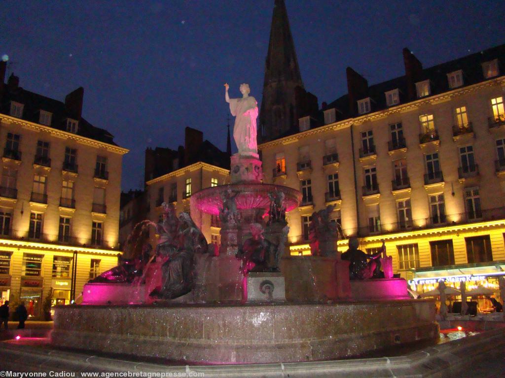 <b>Place Royale à Nantes. Plus de fontaine illuminée les soirs de l\'été 2012...</b> <b>Place Royale à Nantes. Plus de fontaine illuminée les soirs de l\'été 2012...</b>